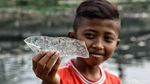 Sungai Kotor Lahan Bermain Kesukaan Anak-anak di Pinggiran Kota Jakarta