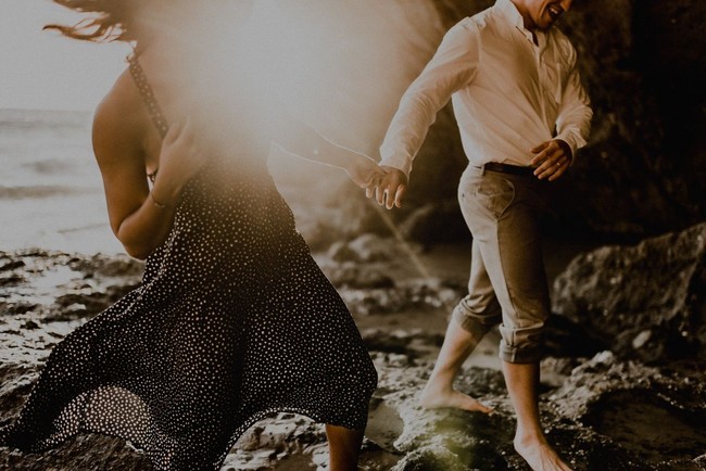 Gambar yang dinamis terasa romantis namun hangat dan menyenangkan. Foto: Dok. Junebug Weddings/Melissa Cervantes of Melissa Cervantes Photography