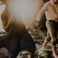 Gambar yang dinamis terasa romantis namun hangat dan menyenangkan. Foto: Dok. Junebug Weddings/Melissa Cervantes of Melissa Cervantes Photography