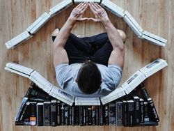 Super Kreatif! Pria Ini Bikin Foto Keren Pakai Susunan Buku
