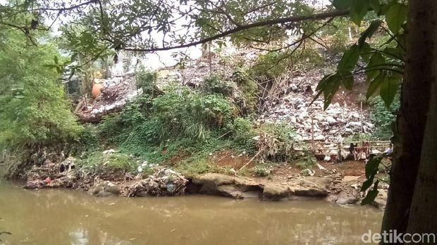 Sampah Menggunung di Pinggir Kali Ciliwung Ganggu Warga Depok