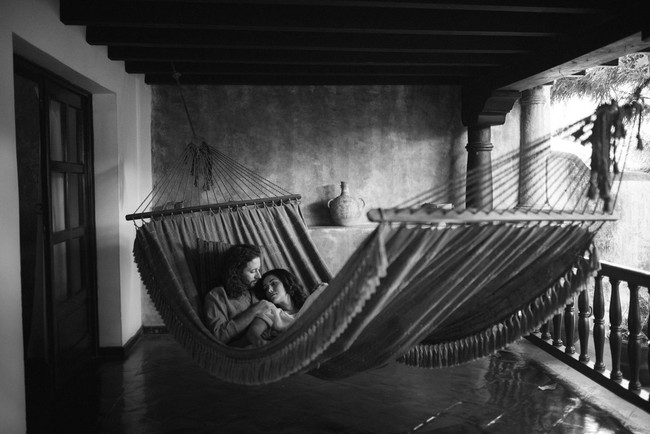 Berbaring bersama di hamock, menunjukkan keintiman dan kehangatan hubungan. Foto: Dok. Junebug Weddings/Daniel Lopez Perez