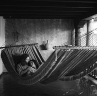 Berbaring bersama di hamock, menunjukkan keintiman dan kehangatan hubungan. Foto: Dok. Junebug Weddings/Daniel Lopez Perez