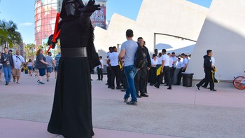 Kylo Ren sedang mencari Han Solo atau sang kakek, Darth Vader ya? Foto: CNET