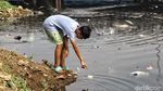 Sungai Kotor Lahan Bermain Kesukaan Anak-anak di Pinggiran Kota Jakarta