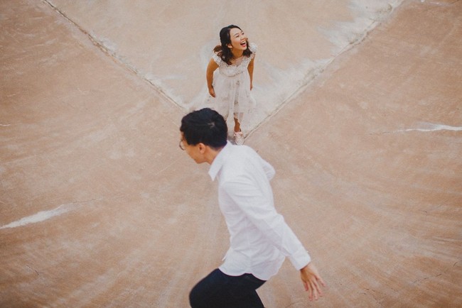 Foto sederhana yang menangkap sisi playful pasangan. Foto: Dok. Junebug Weddings/Samuel Goh of Samuel Goh Photography
