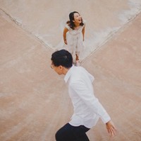 Foto sederhana yang menangkap sisi playful pasangan. Foto: Dok. Junebug Weddings/Samuel Goh of Samuel Goh Photography