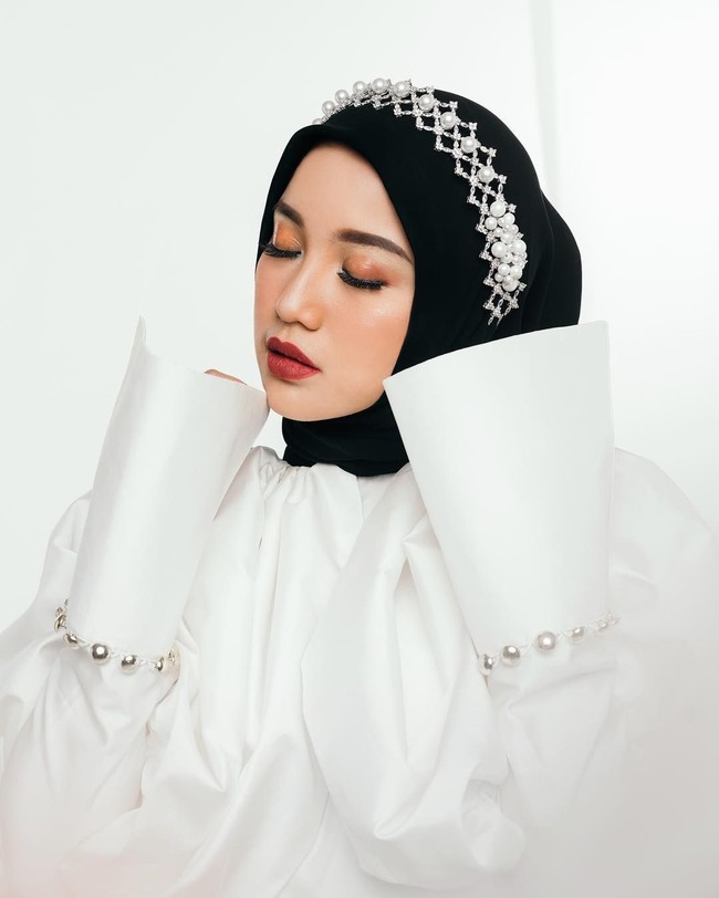 Berhijrah dalam waktu berdekatan, Fitri Tropica langsung dirangkul oleh teman-teman artis yang berhijab lainnya. Ia juga terlihat mulai mengikuti kajian bersama Diera Bachir dan Chacha Frederica. Foto: Diera Bachir Foto: Diera Bachir
