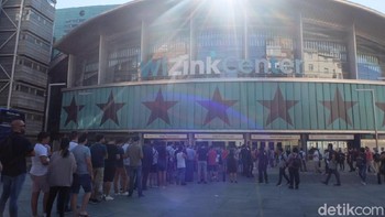 Mereka tertib menunggu giliran masuk di bawah sinar matahari Spanyol yang cerah. Foto: Dhani Irawan/detikcom