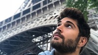 Selfie berlatar Menara Eiffel di Paris (nick__bateman/Instagram)