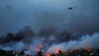 Kebakaran hutan terjadi di wilayah pedesaan dekat kota Athena, Yunani, Selasa (24/7/2018) waktu setempat. Api dengan cepat merambat ke pemukiman warga. Alkis Konstantinidis/Reuters.