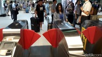 Pengguna bakal mendapatkan kartu sebagai tiket untuk melewati gerbang masuk. Kartu ini penting untuk dijaga dan tidak boleh sampai hilang, karena akan kembali digunakan saat sampai di tujuan. Penggunaanya mirip dengan kartu trip harian milik Commuter Line.