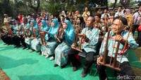Anies tiba di lokasi, Selasa (24/7/2018) pukul 08.10 WIB disambut para lansia yang memainkan angklung.