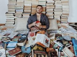 Super Kreatif! Pria Ini Bikin Foto Keren Pakai Susunan Buku