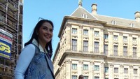 Maudy Koesnaedi jalan-jalan di Dam Square. Tadi pagi pemeran Jaenab itu olahraga di kawasan ini. Foto: Maudy Koesnaedi (Nunu/detikHOT)