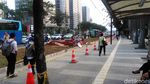 Wujud Lahan Rumput yang Halangi Halte di Jl Sudirman