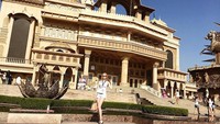 Kingdom of Dreams, salah satu spot terkenal buat turis di India. Saat mengunjungi suatu negara, Alisa Manyonok menyempatkan diri traveling ke berbagai destinasi (lis_manyonok/Instagram)