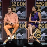 Gal hadir bersama lawan mainnya, Chris Pine, serta Patty Jenkins, yang bukan lain adalah sutradara Wonder Woman. Chris Pine tampil nyentrik dengan kemeja dan celana berwarna oranye terang. (Foto: Kevin Winter/Getty Images)