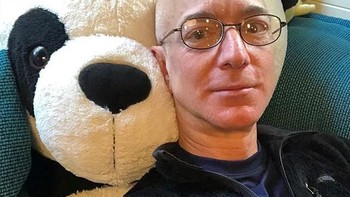 Bezos sering mengunggah foto santai, seperti ketika ia megurus email dan mengerjakan surat kepada pemegang saham sambil bersandar di boneka panda milik anaknya. Foto: Instagram