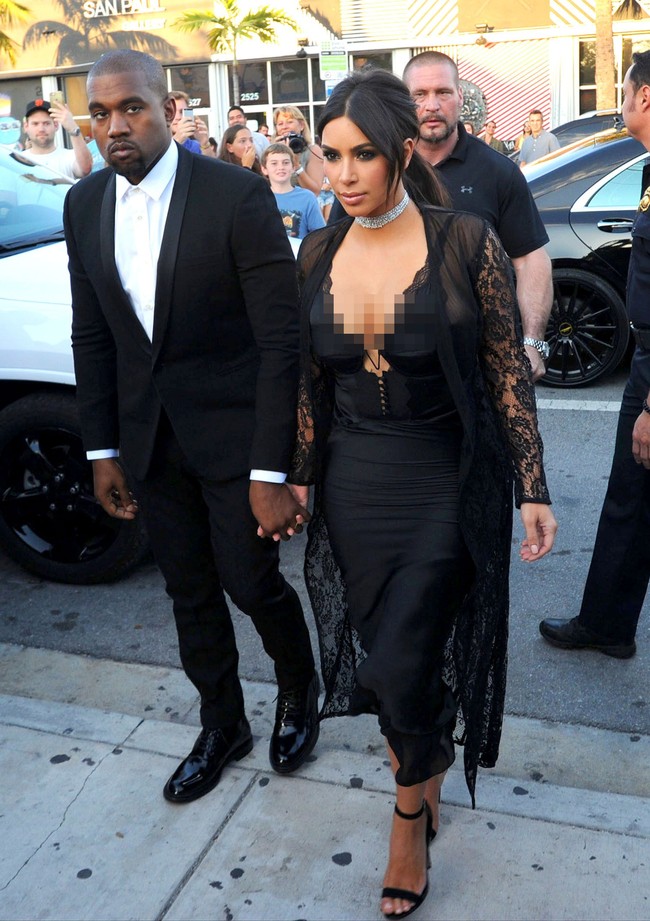 Gaya seksi Kim ketika menghadiri pernikahan Dave Grutman dan Isabela Ranger. Gaun bustier seksi dan choker berlian jadi andalan. Foto: Istimewa