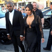 Gaya seksi Kim ketika menghadiri pernikahan Dave Grutman dan Isabela Ranger. Gaun bustier seksi dan choker berlian jadi andalan. Foto: Istimewa