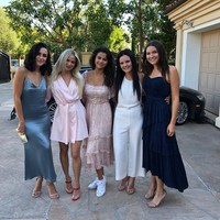 Selena memadukan gaun US$ 325 atau Rp 4,7 juta tersebut bersama sneakers putih dan kalung salib favoritnya. Foto: Dok. Instagram/Selena Gomez