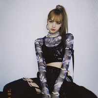 Rapper bernama asli Lalisa Manoban ini kerap tampil sporty dan tomboi, tapi di sisi lain juga memiliki sentuhan girlie. Foto: Instagram