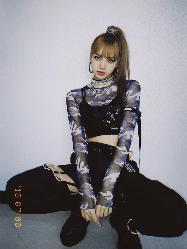 Rapper bernama asli Lalisa Manoban ini kerap tampil sporty dan tomboi, tapi di sisi lain juga memiliki sentuhan girlie. Foto: Instagram