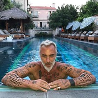 Pada 2020, Gianluca Vacchi kembali menjadi sorotan saat mengumumkan dirinya sedang menantikan momongan baru. Usianya saat itu 52 tahun dan Sharon, 24 tahun. Foto: (gianlucavacchi/Instagram)