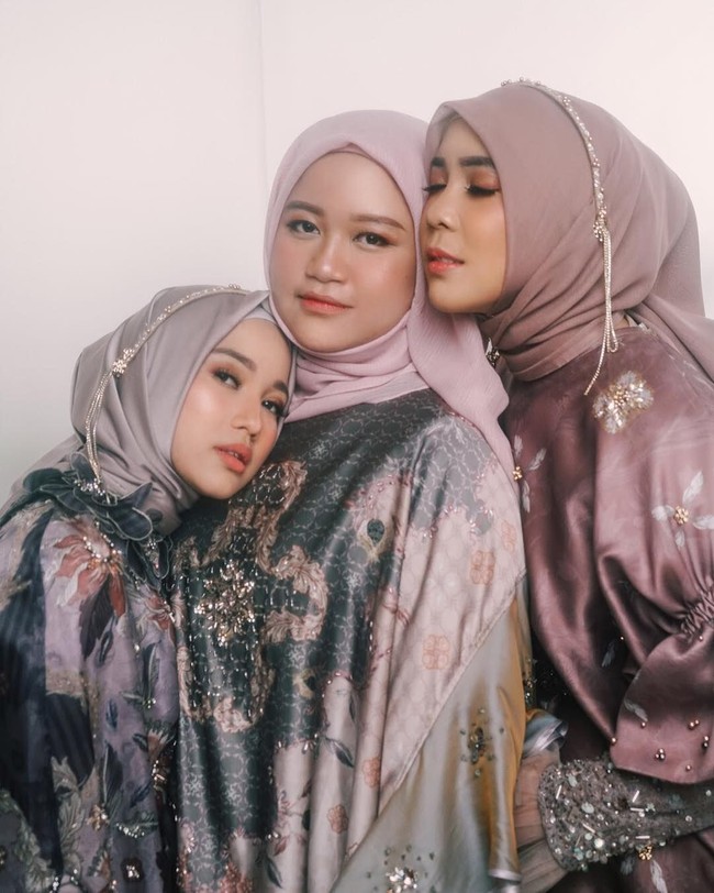 Fitri Tropica, Chacha Frederica, dan fotografer Diera Bachir memakai tiga kostum berbeda. Busana pertama merupakan koleksi Ria Miranda terbaru. Gaun berwarna pastel yang matang membuat mereka tampil sangat manis. Foto: Firaa Assegaf