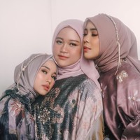 Fitri Tropica, Chacha Frederica, dan fotografer Diera Bachir memakai tiga kostum berbeda. Busana pertama merupakan koleksi Ria Miranda terbaru. Gaun berwarna pastel yang matang membuat mereka tampil sangat manis. Foto: Firaa Assegaf