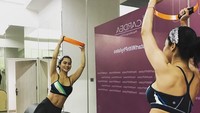 Tak heran Devi punya bentuk badan yang super langsing dan seksi. Foto: Instagram/demplon_devi
