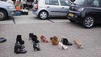 Bagi para wanita pasar loak ala benua biru ini menjadi surga untuk berbelanja murah meriah. Berbagai sepatu, pakaian hingga aksesoris dapat ditemukan dengan harga murah meriah. Antara Foto/Hermanus Prihatna.