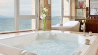 Kesan mewah serba marmer juga tampak dari kamar mandinya. Dari bathub, tampak jelas panorama indah Jenewa di kejauhan. Tak lupa juga seperangkat alat mandi dengan brand Hermes (Hotel President Wilson)