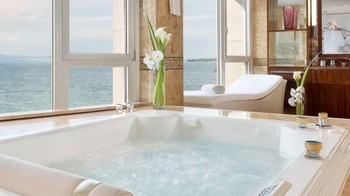 Menjajal hotel yang akan ditinggali: Saya pernah duduk di sebelah seorang pria di pesawat yang berkeliling dunia membuat rencana liburan untuk klien yang sangat kaya. Dia harus menginap di setiap hotel untuk mengujinya dan mencoba aktivitas dan segalanya. Dia pun mendapat bayaran untuk itu tulis seorang netizen. Foto: (Hotel President Wilson)