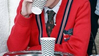 Kira-kira apa yang sedang diminum pemain Hwarang: The Beginning itu, ya? Yang jelas itu minuman hangat dan V terlihat sedang melamun. Foto: Instagram