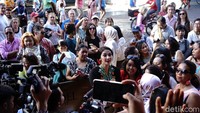 Maudy Koesnaedi menjadi sasaran selfie ibu-ibu di acara gala premier Si Doel The Movie di Belanda.