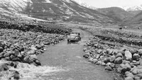 Sebuah mobil VW Beetle difoto tahun 1955 saat tengah melaju dari Cuzco ke Ayacucho, Peru. Evans/Three Lions/Getty Images.