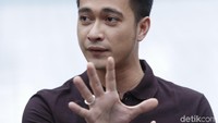 Eza juga memohon restu dan maaf karena takut ibadahnya selama ini tak diterima akibat amarah bundanya itu. Pool/Palevi S/detikFoto.