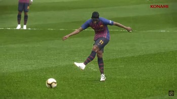 Ousmane Dembele tak mau ketinggalan pamer skill. Foto: YouTube/officialpes