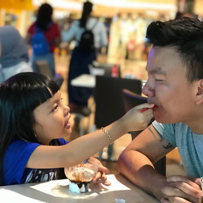 Momen Manis Jerry dan Shakira Saat Makan hingga Meme Martabak Kocak