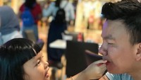 Shakira kini sedang menjalai perawatan di Singapura. Saat menikmati waktu berdua, Shakira telaten menyuapi es krim ke mulut ayahnya. Sweet banget ya? Foto: Instagram jerryaurum