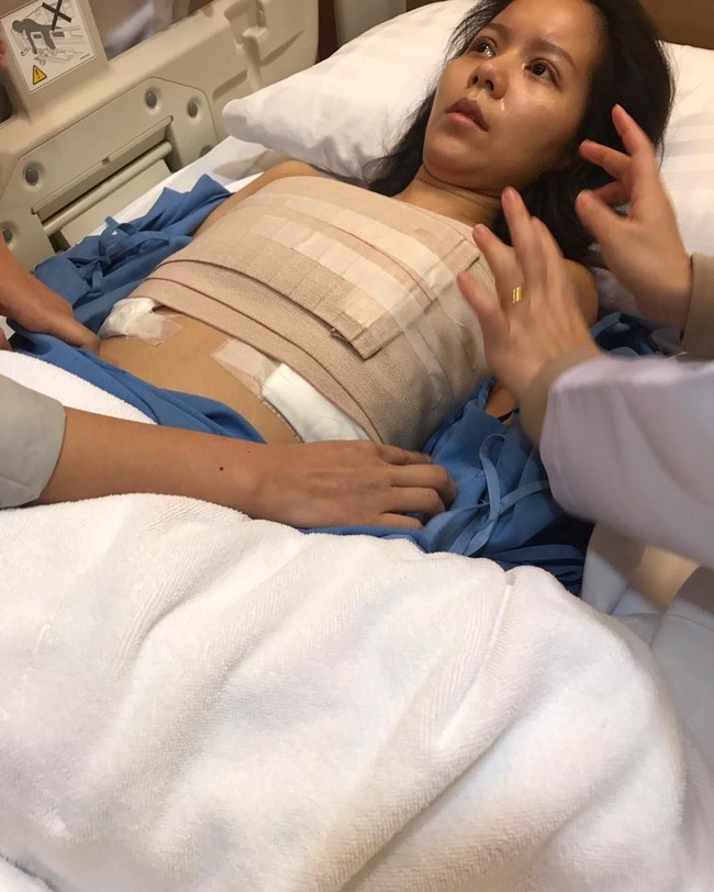 Pada akhir Desember lalu, May menjalani operasi pembesaran payudara, dan membayar THB800 ribu atau Rp Rp 326 juta. Namun, operasi tersebut membuat dirinya koma, dimana ia hanya memiliki 10 persen peluang untuk bertahan hidup. Beruntungnya ia pun berhasil lolos dari maut. Foto: Instagram