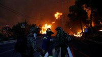 Otoritas Yunani juga melakukan upaya evakuasi kepada penduduk dan turis yang terjebak di area pesisir. Costal Baltas/Reuters.