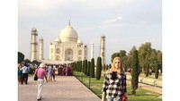 Menjadi model, memudahkan Alisa Manyonok untuk traveling ke berbagai negara untuk pemotretan dan mengikuti ajang kecantikan. Dia pun suka berfoto-foto di ikon-ikon dunia, seperti di Taj Mahal India ini (lis_manyonok/Instagram)