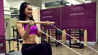 Salah satu olahraga yang sering ia lakukan adalah pilates. Foto: Instagram/demplon_devi
