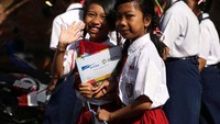 Siswa-siswi sekolah di Denpasar, Bali turut meramaikan pawai obor Asian Games 2018 di Banjar Berseri Astra, Pulugambang, Denpasar, Bali. Pool/Astra.