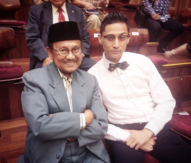 Saat Ferri berkemaja dasi kupu-kupu bersama Presiden ke-3 RI BJ Habibie. Makin terlihat perlente ya. (Foto: Instagram/@ferriuno)