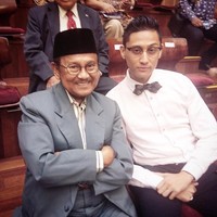Saat Ferri berkemaja dasi kupu-kupu bersama Presiden ke-3 RI BJ Habibie. Makin terlihat perlente ya. (Foto: Instagram/@ferriuno)