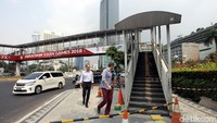 Gubernur DKI Anies Baswedan mengatakan supaya pejalan kaki tetap bisa menyeberang, untuk sementara akan dibuatkan pelican cross.